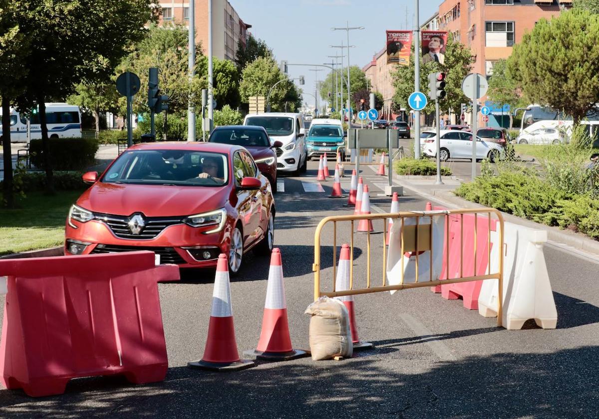 El inicio del desvío en la avenida de Salamanca, donde los vehículos deben girar por la calle de las Eras..