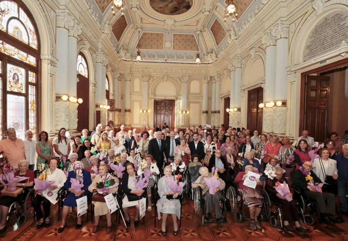 Foto de familiar en el homenaje a los centenarios el año pasado por el Día de las Personas Mayores.