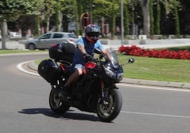 Un motorista circula por la Plaza de los Jardinillos.