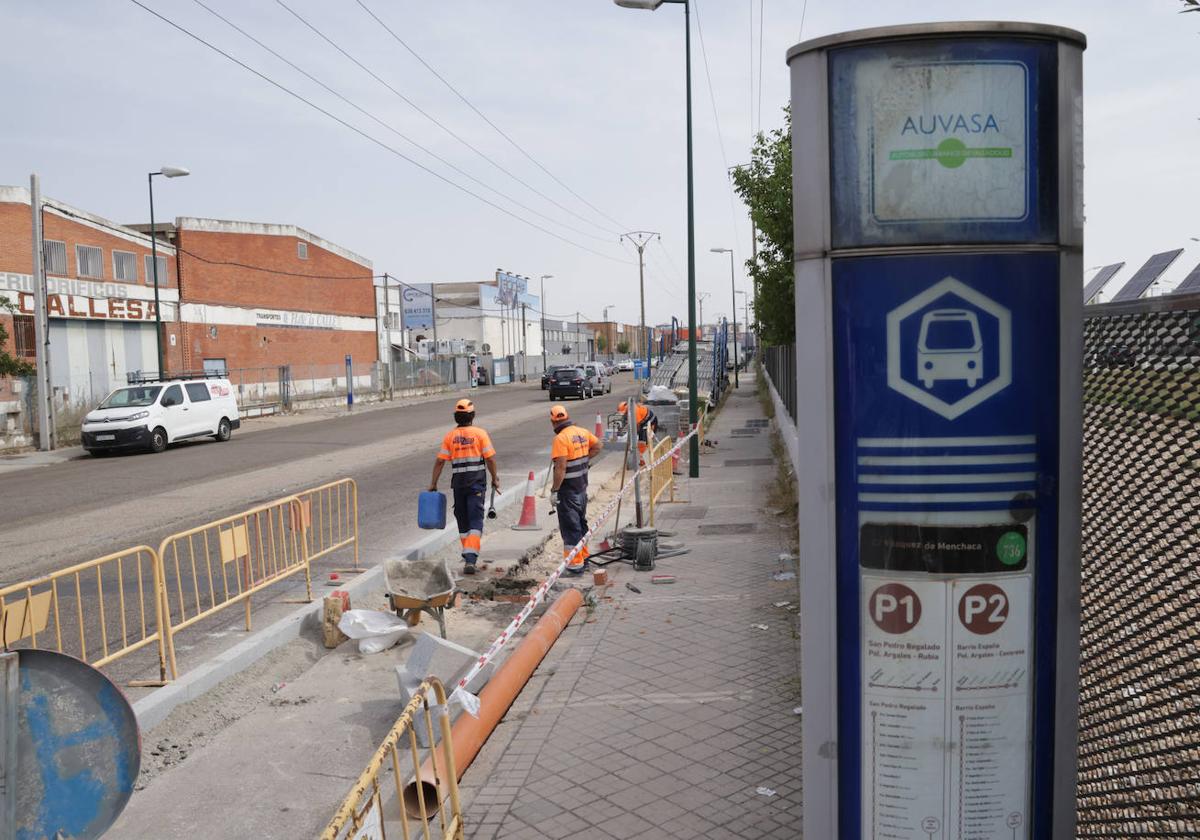 Obras de adaptación de una parada de Auvasa en Vázquez de Menchaca.