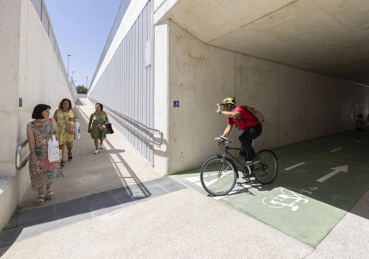 Peatones y un ciclista se encuentran a la entrada del cajón del túnel de Padre Claret.