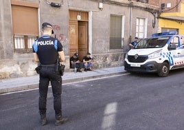 Los okupas esperan en el exterior del bloque a la visita de los Servicios Sociales.