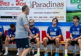 Álvaro Senovilla se dirige a varios de sus jugadores durante el primer entrenamiento de pretemporada.