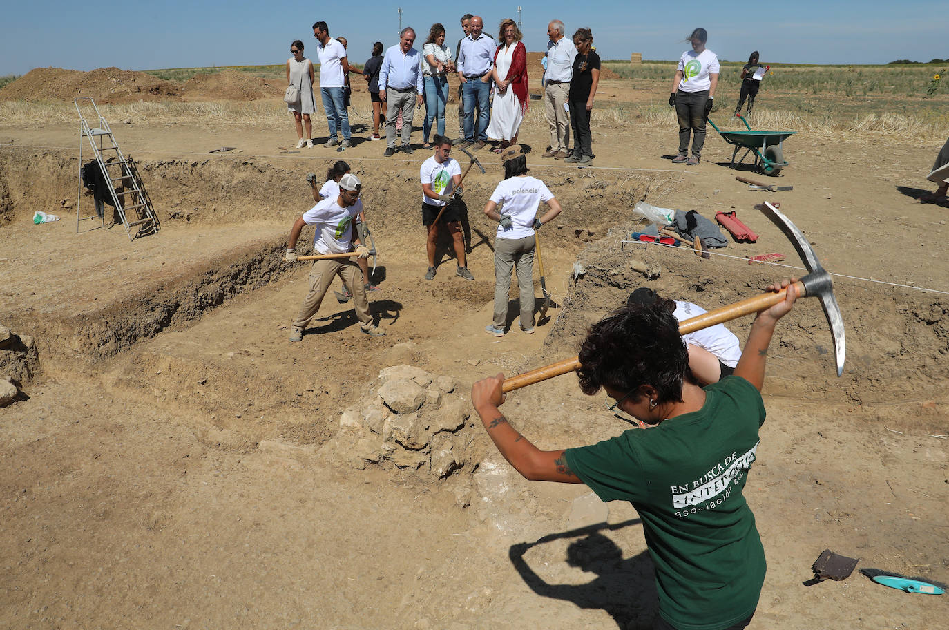 Trabajo de los voluntarios en el yacimiento arqueológico de Paredes