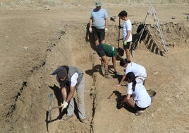 Trabajo de los voluntarios en el yacimiento arqueológico de Paredes