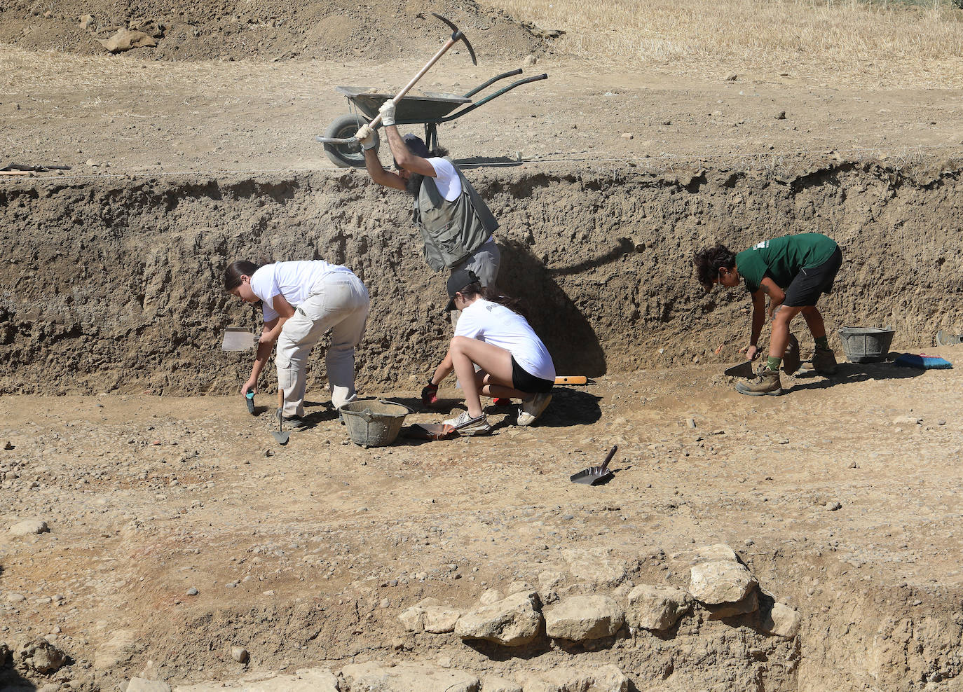 Trabajo de los voluntarios en el yacimiento arqueológico de Paredes