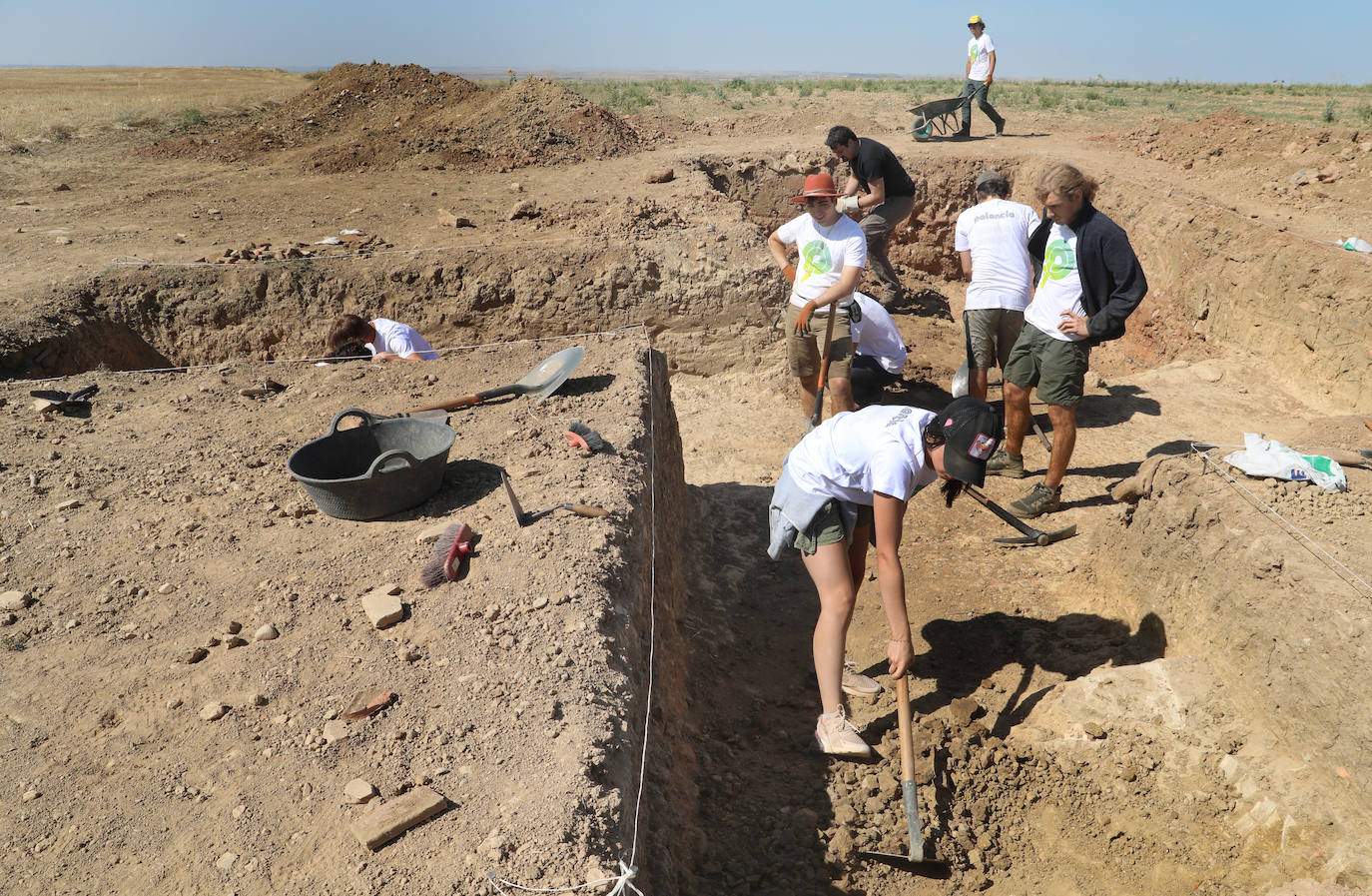 Trabajo de los voluntarios en el yacimiento arqueológico de Paredes