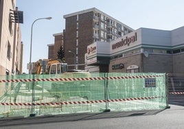 Un cercado de vallas perimetra la zona de obras en uno de los accesos al mercado de La Albuera.