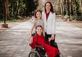 Isabel Plantinet, su hermana Carolina y su madre Laura Rivera Casares en el Campo Grande