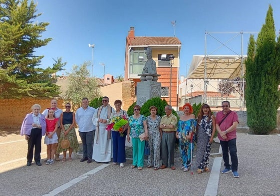 El alcalde, Jaime Rodríguez, el párroco Alfredo Lanchero y varios cigaleños junto al busto de Fray Antonio Alcalde