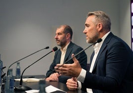 Jorge Santiago, durante su intervención, junto a David Espinar, al fondo.