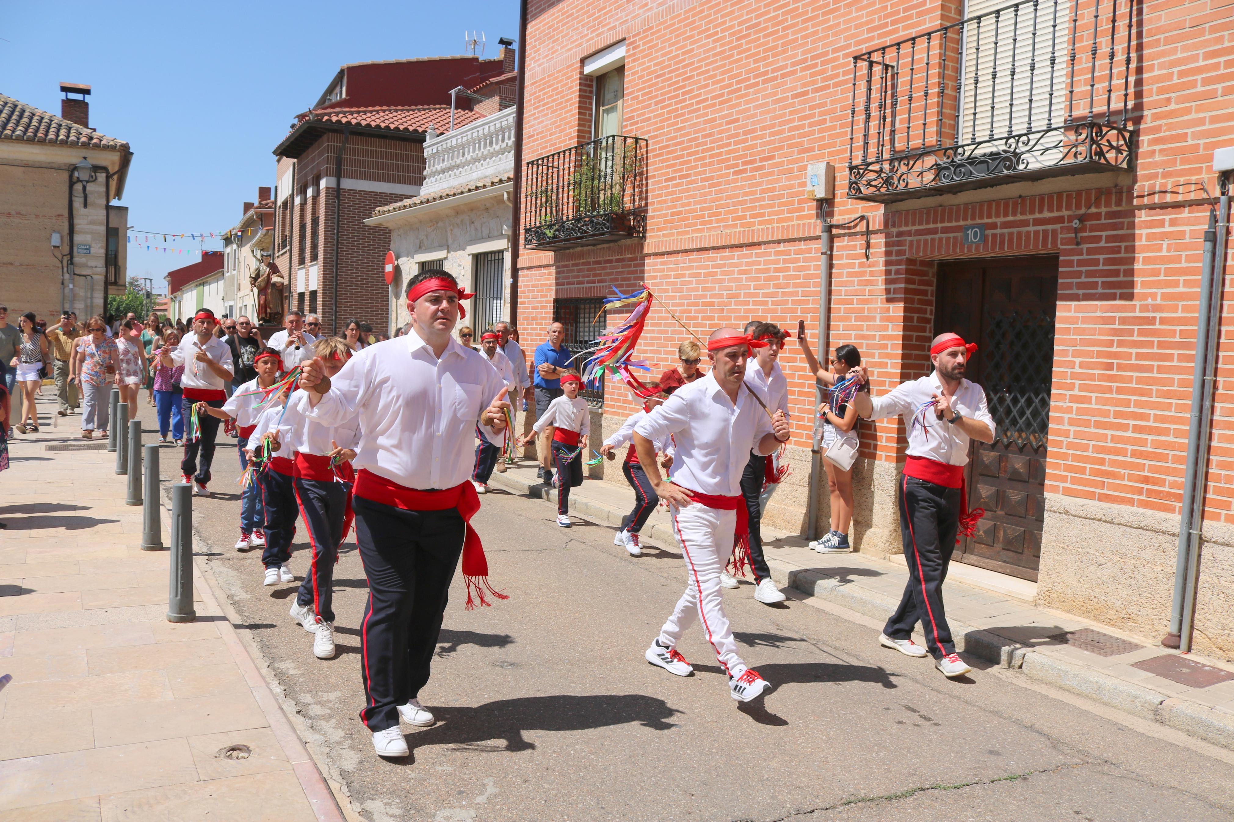 Danzas y vivas en honor a San Mamés