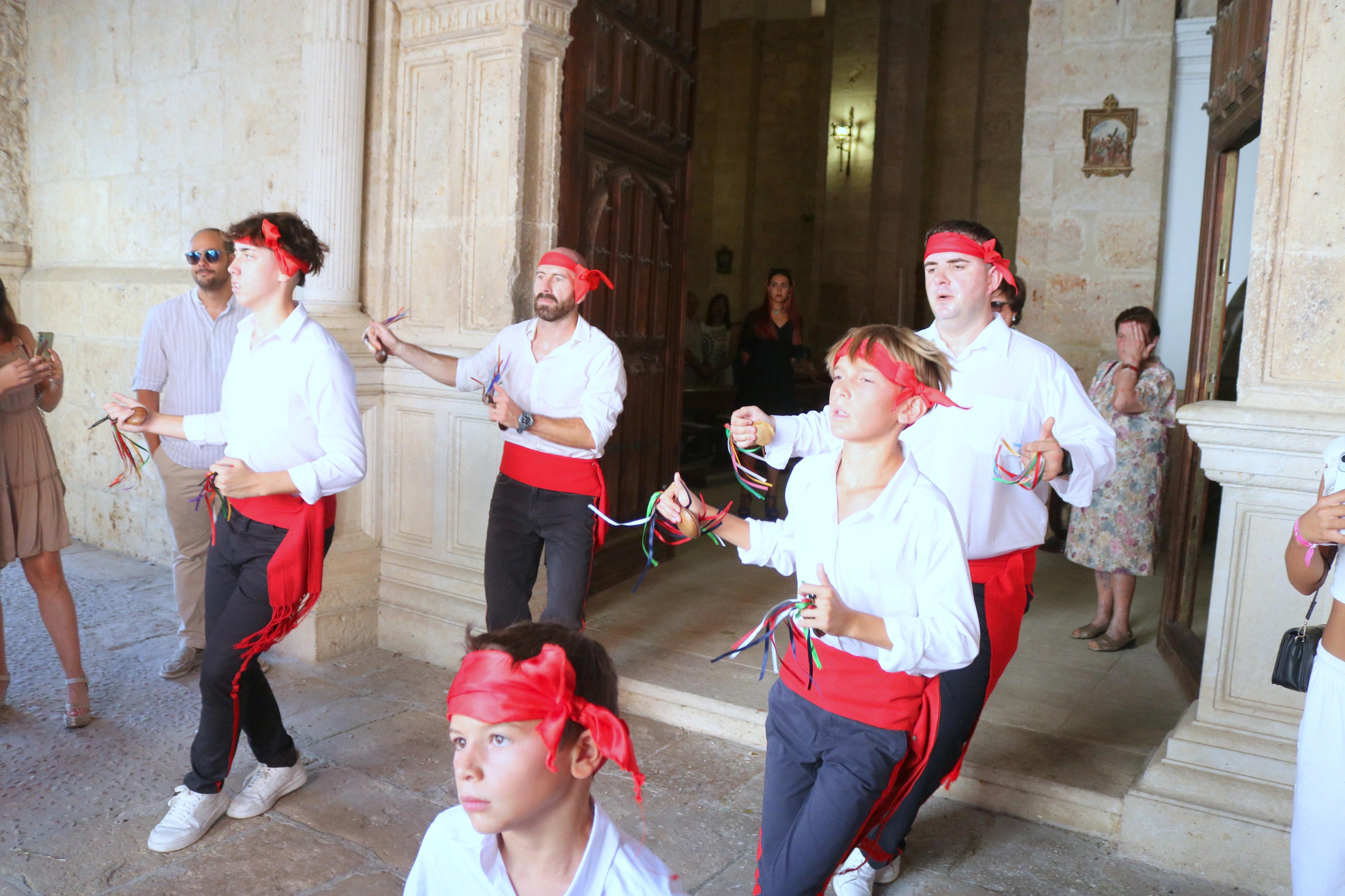 Danzas y vivas en honor a San Mamés