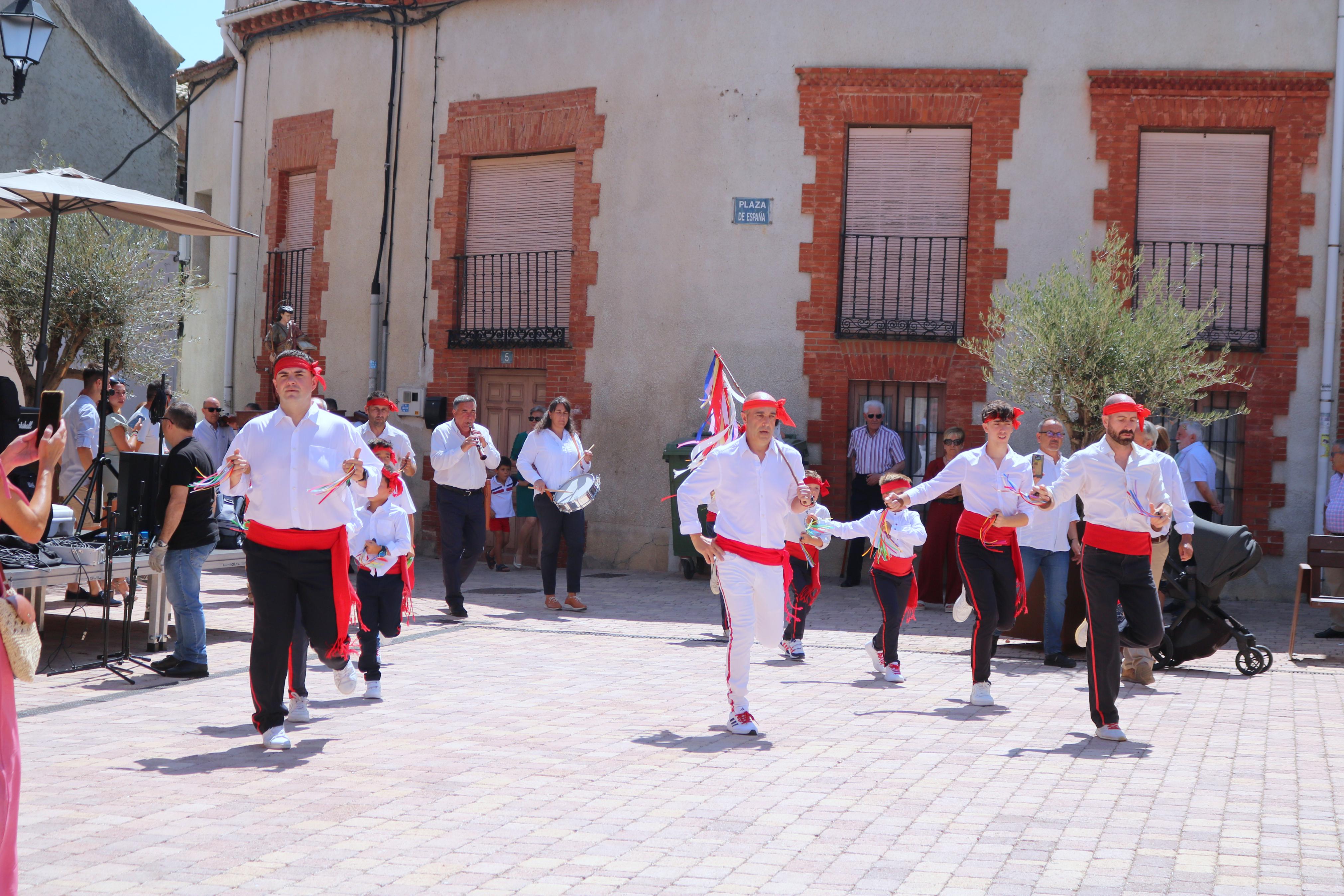 Danzas y vivas en honor a San Mamés