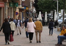 Personas caminan por la calle José Zorrilla de Segovia.