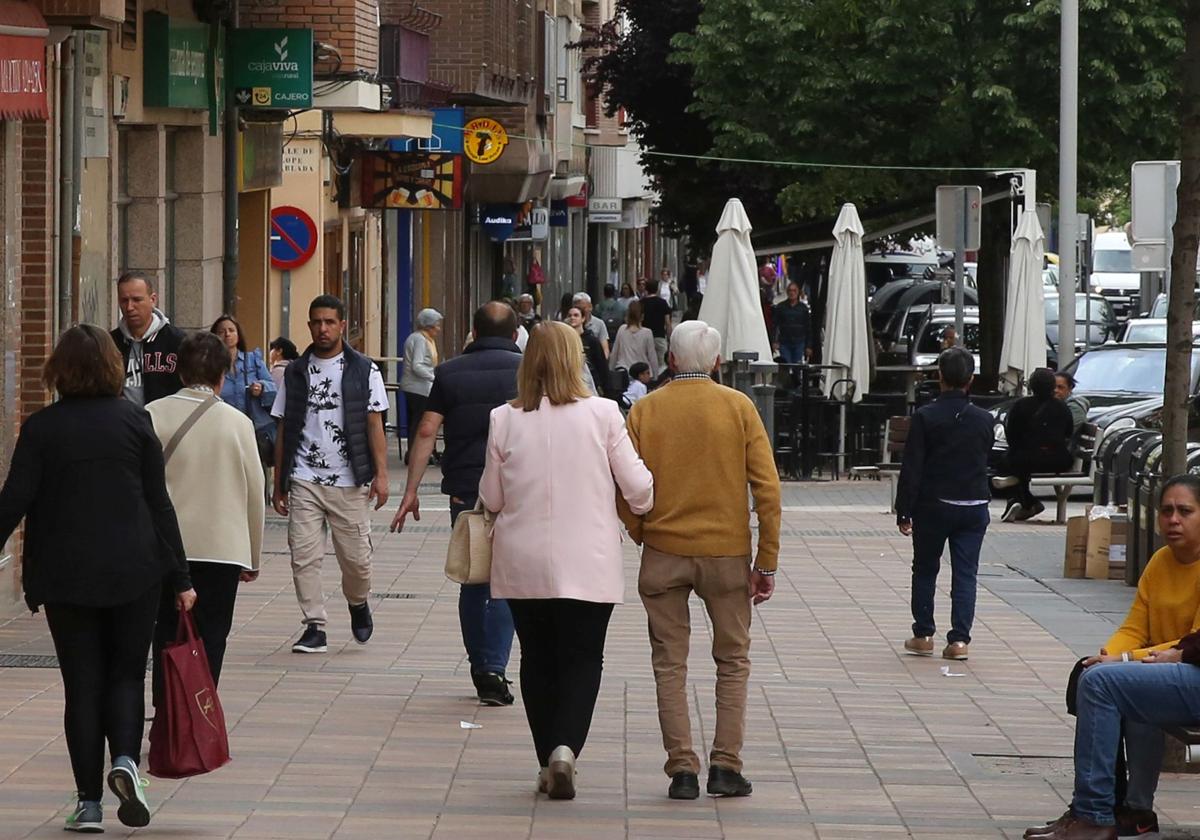 Personas caminan por la calle José Zorrilla de Segovia.