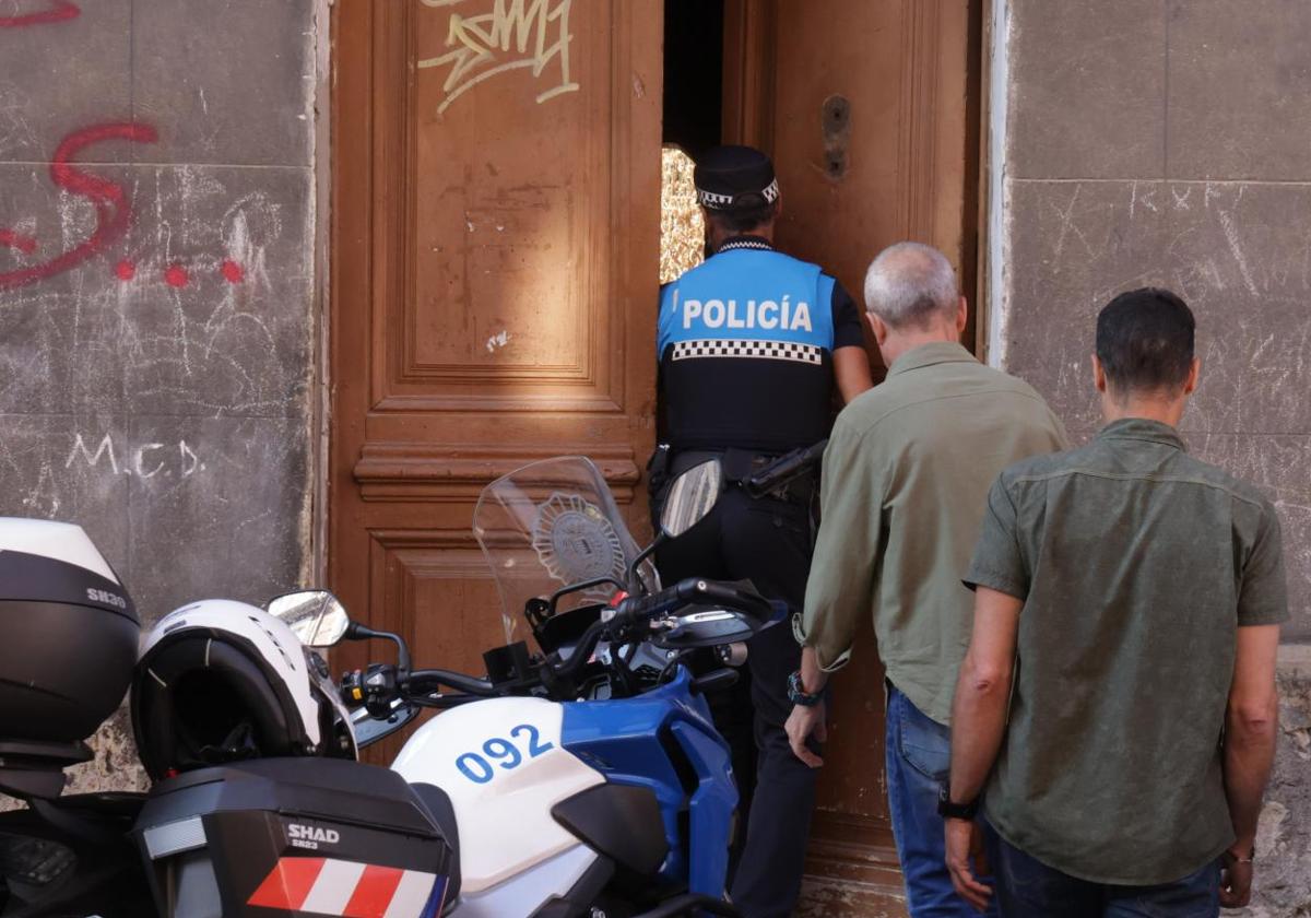 Zarandona y su jefe de Área visitan el inmueble de la calle Asunción.