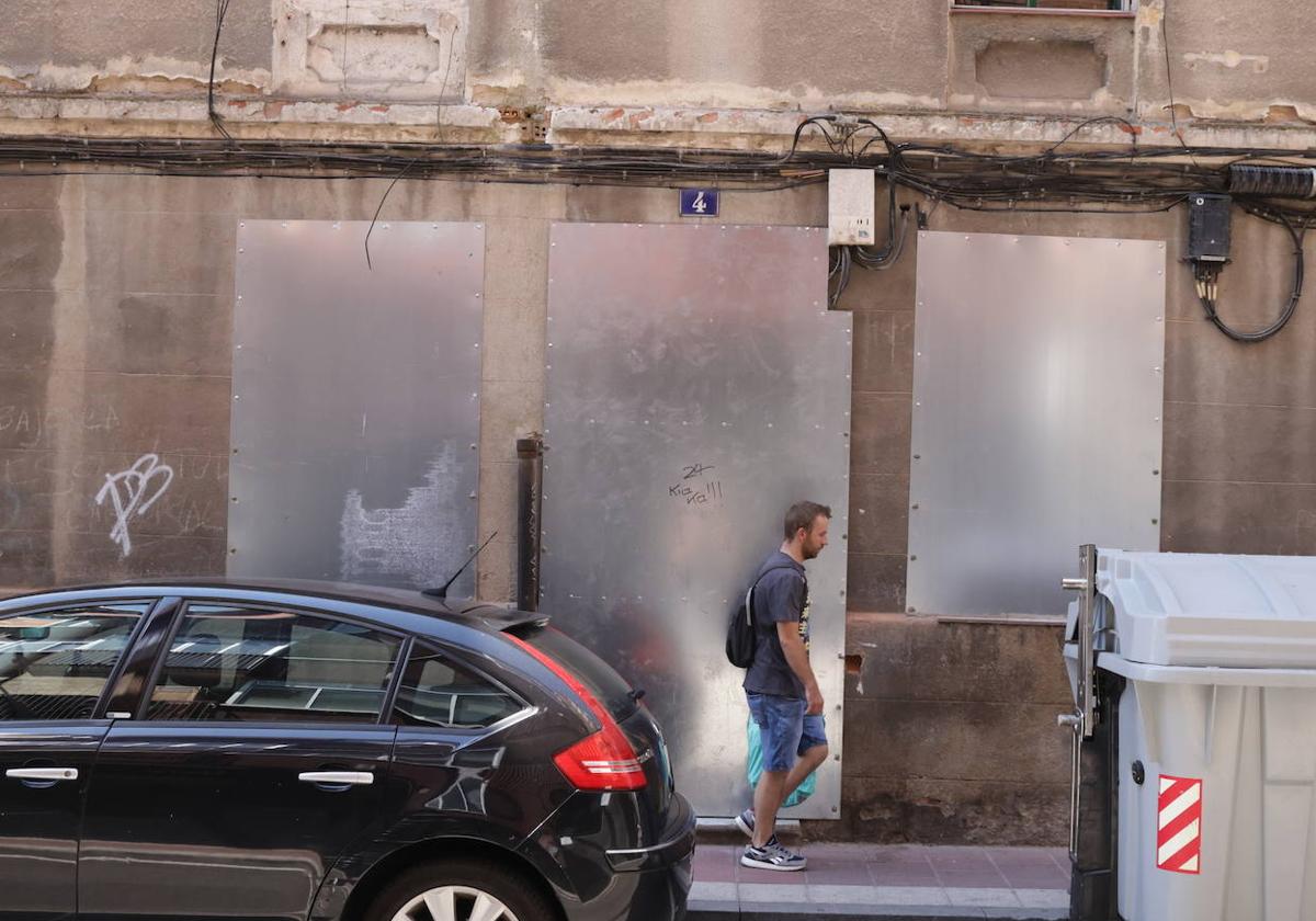 Unas chapas de acero blindan la planta baja del edificio en ruina del Olmedo 4 desde el pasado 30 de mayo.