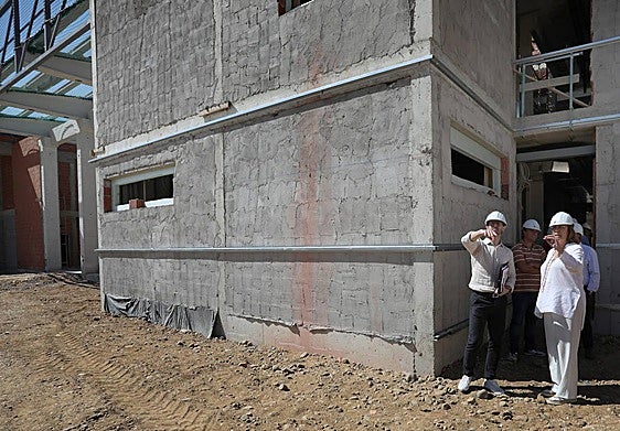 La presidenta de la Diputación visita las obras del nuevo parque de bomberos de Saldaña.