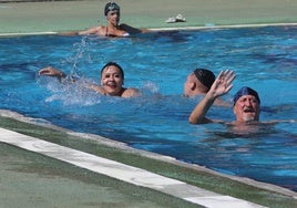 Los bañistas vuelve a disfrutar de la piscina olímpica del Sotillo