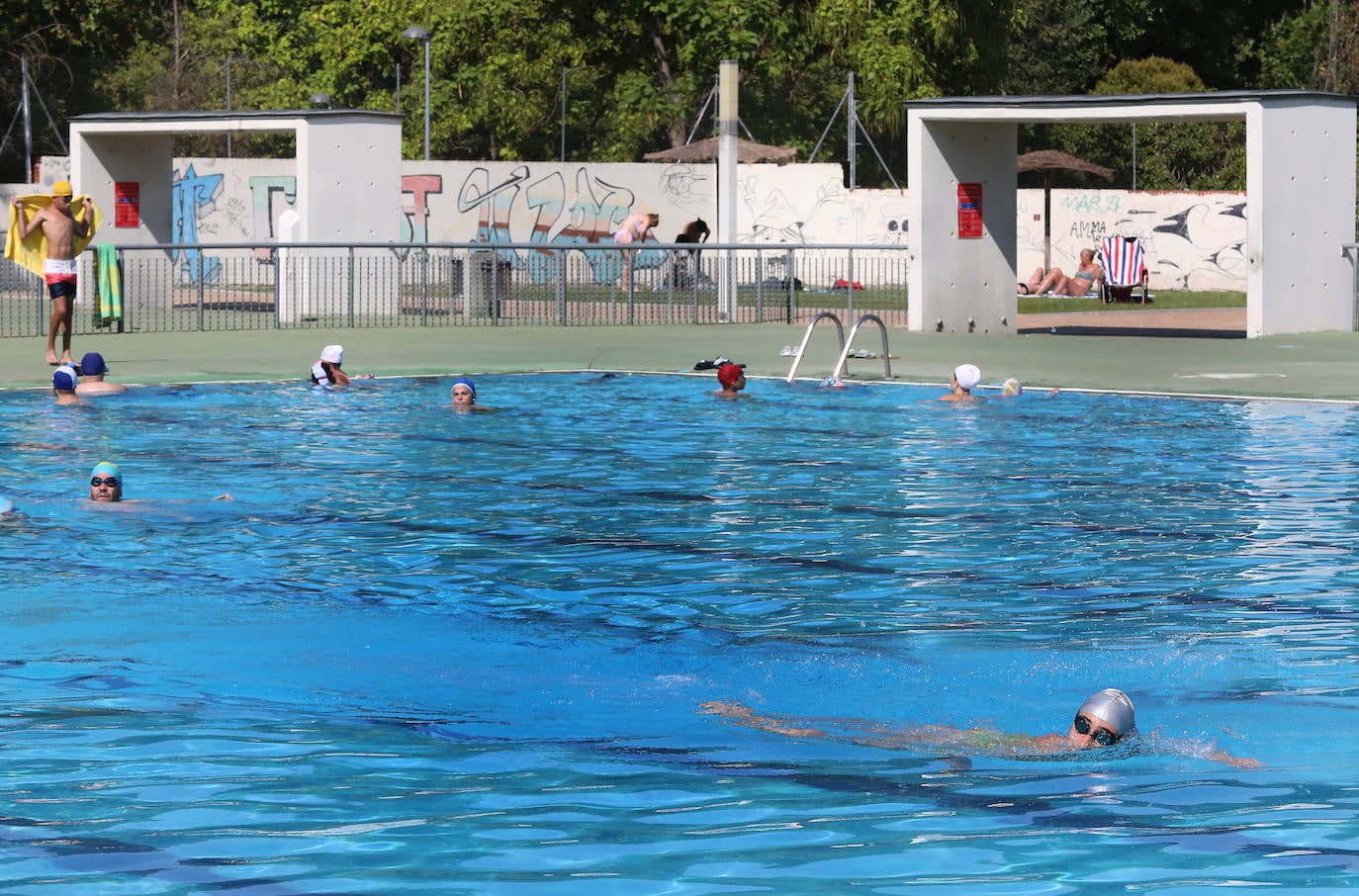 La ola de calor abarrota las piscinas de Palencia