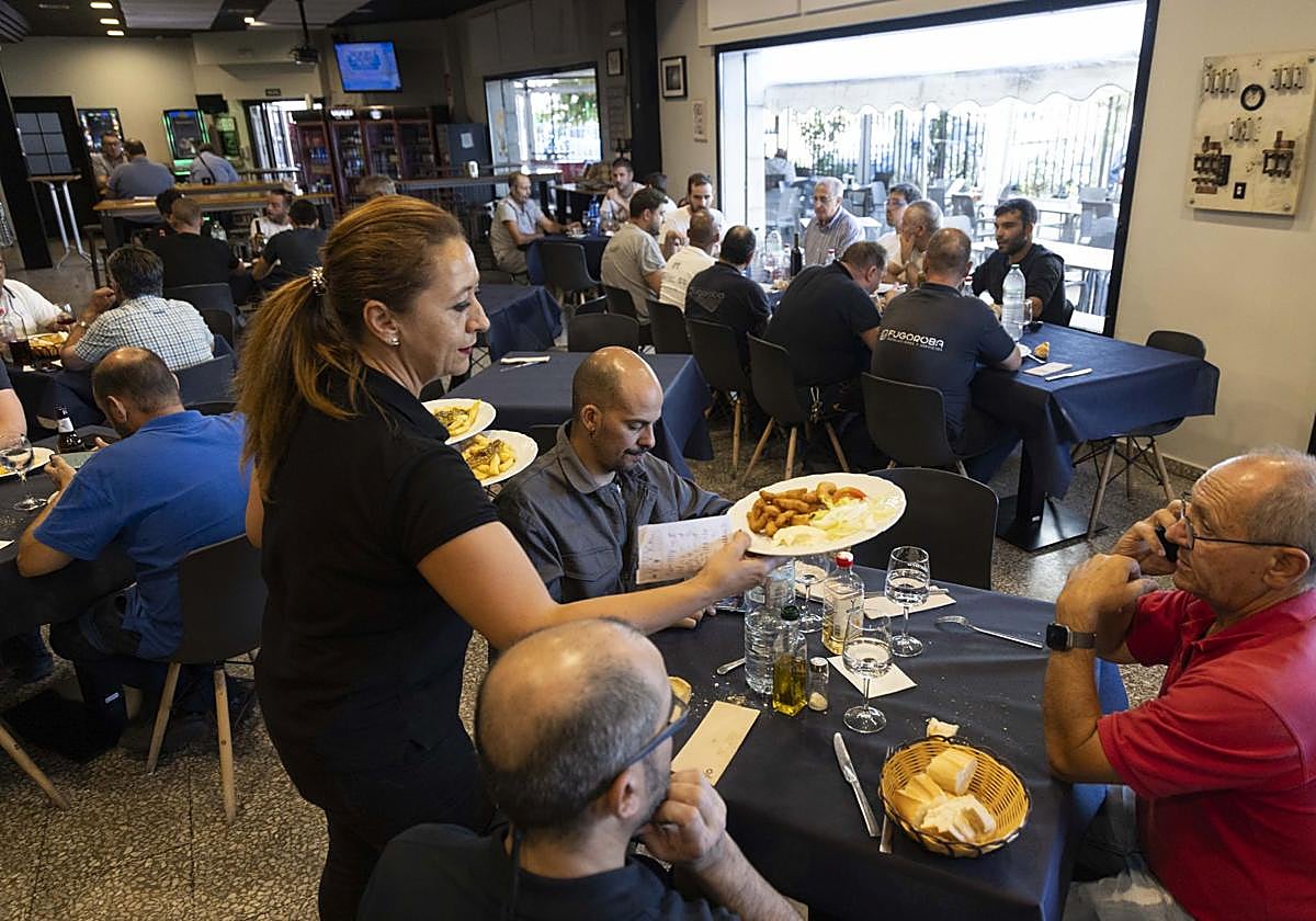 Una camarera atiende un comedor de Valladolid, en una imagen de archivo.