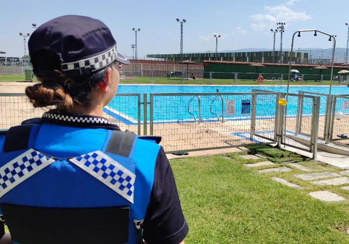 Policía Local de Segovia vigila la piscina municipal.