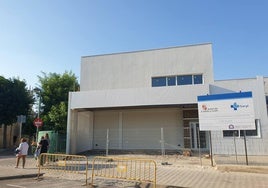 Fachada del centro de salud de Aguilar en obras.