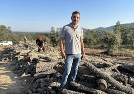 Roberto, en el monte en Cereceda de la Sierra, donde trabaja actualmente.