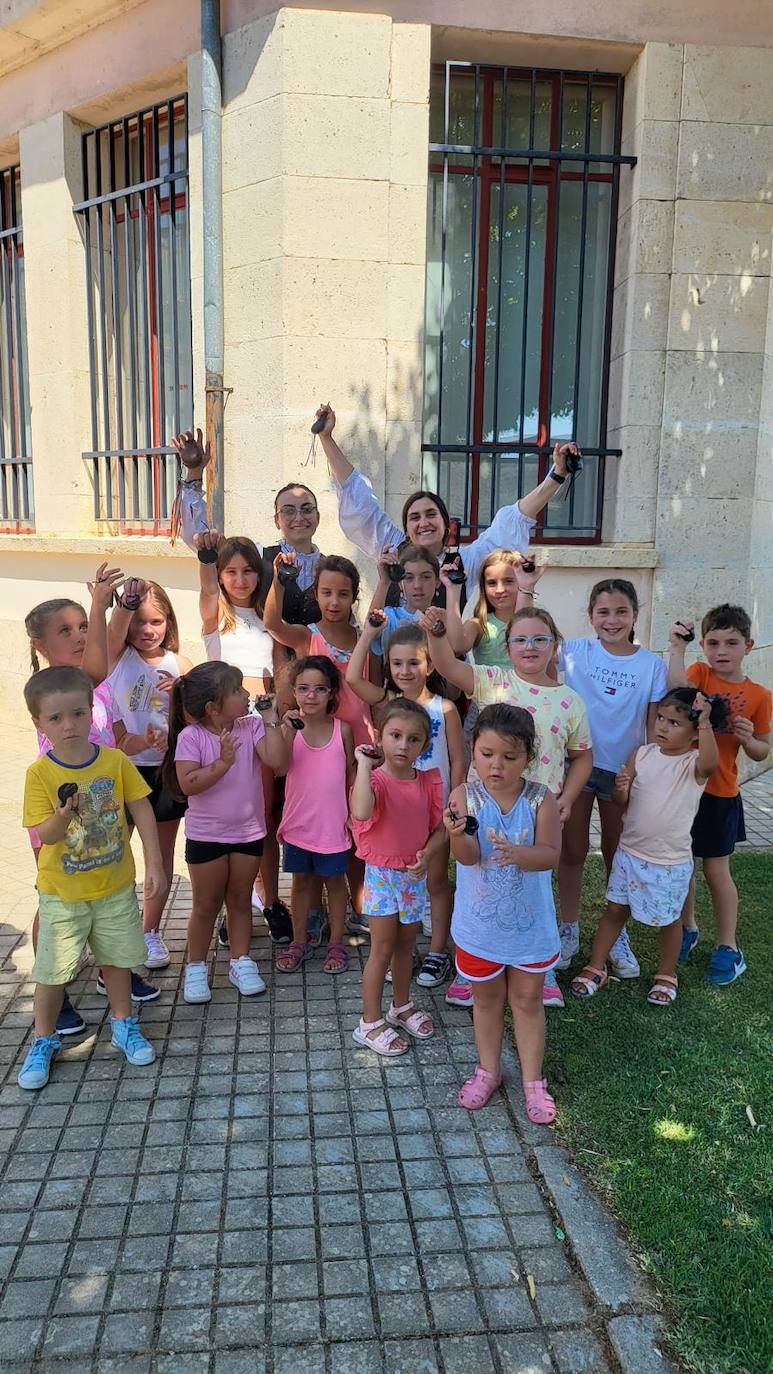 Niños participantes en el taller, con sus monitoras.