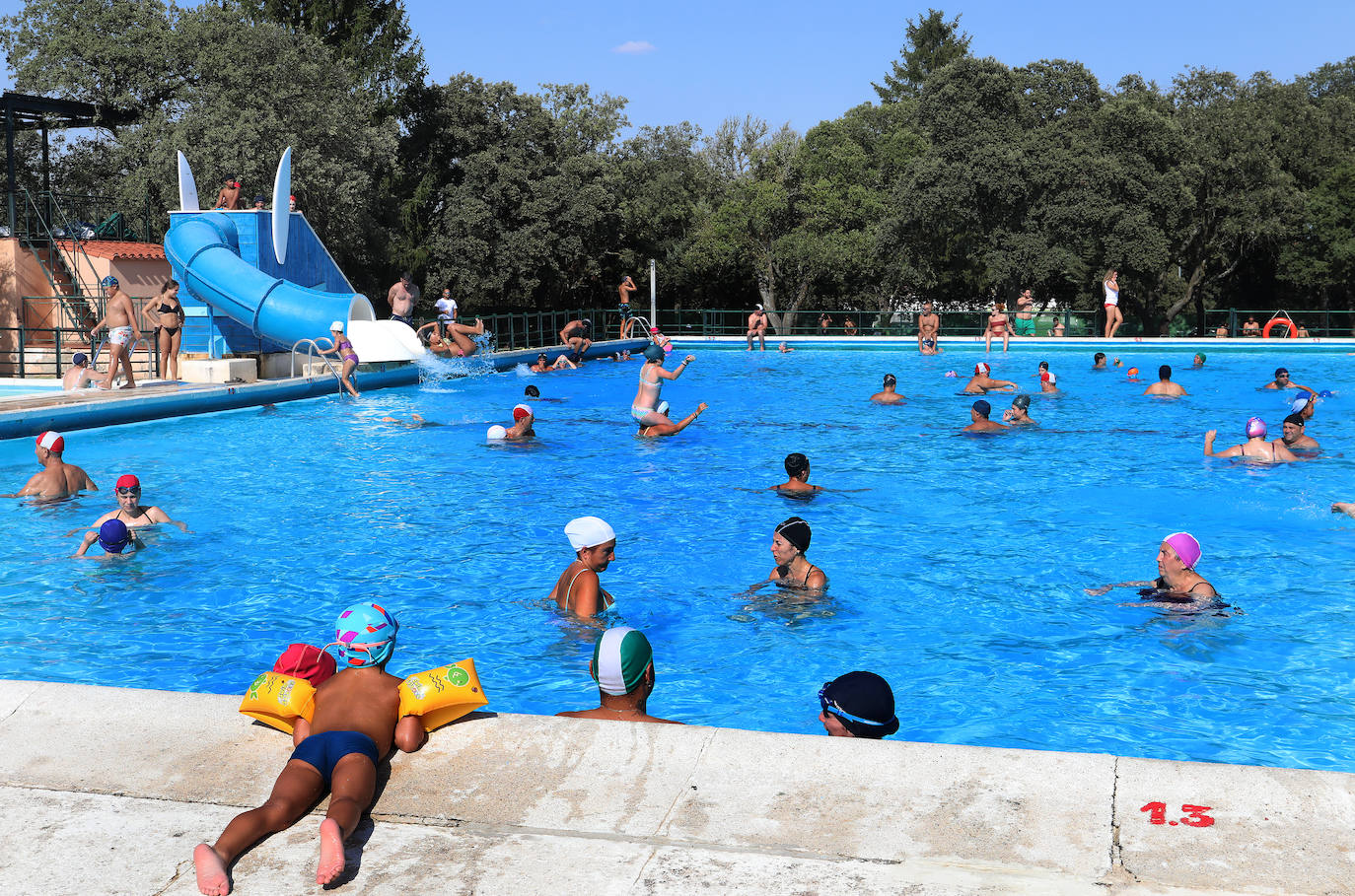 La ola de calor abarrota las piscinas de Palencia