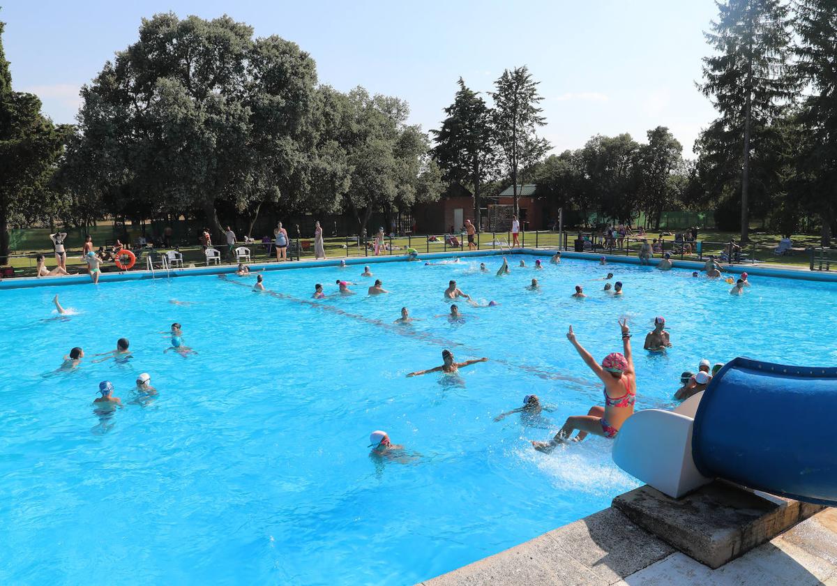 Diversión en el tobogán, este viernes en la piscina del Monte.