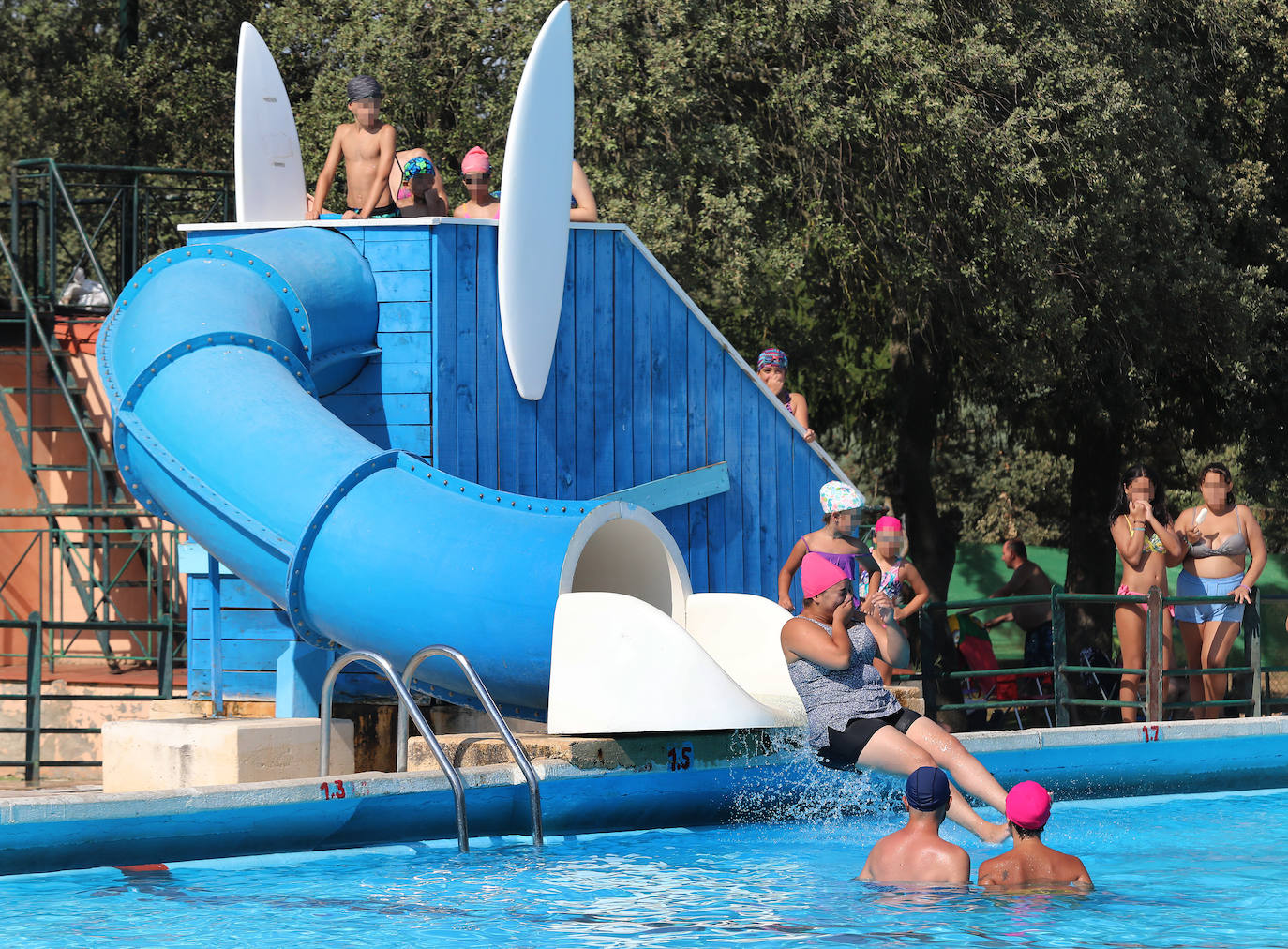 La ola de calor abarrota las piscinas de Palencia