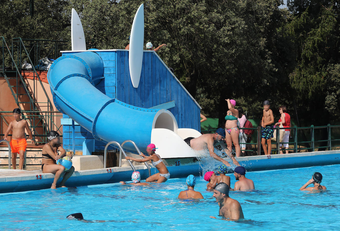 La ola de calor abarrota las piscinas de Palencia