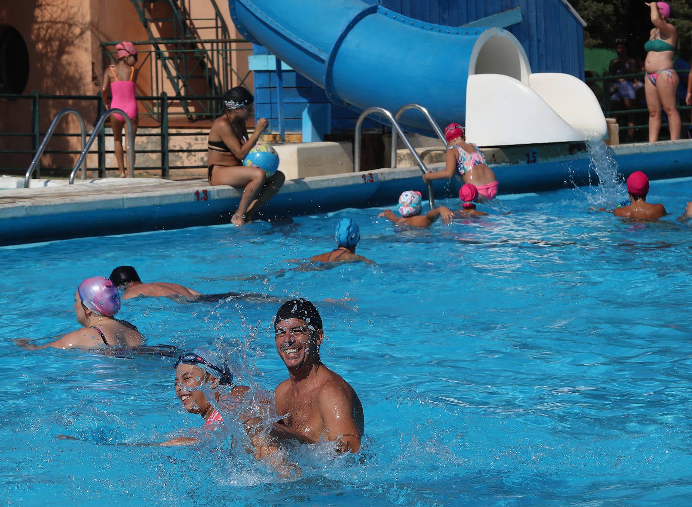 La ola de calor abarrota las piscinas de Palencia