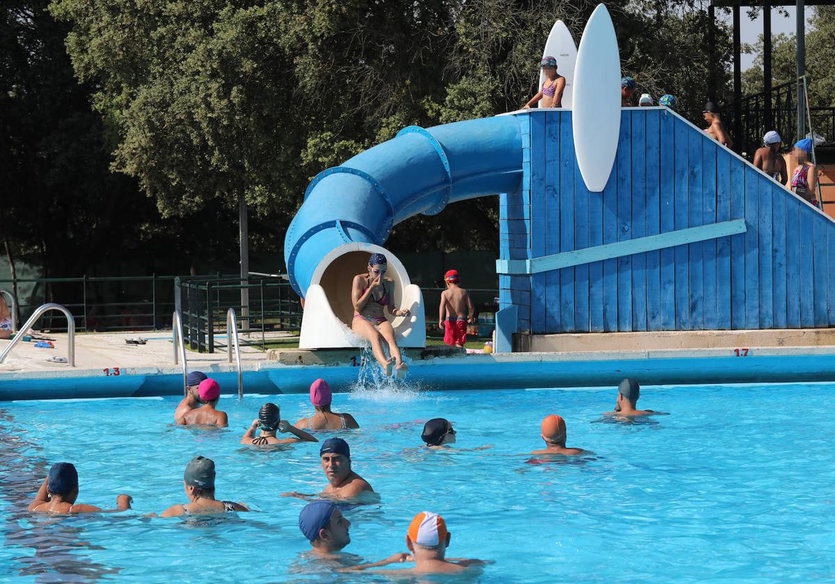 La ola de calor abarrota las piscinas de Palencia