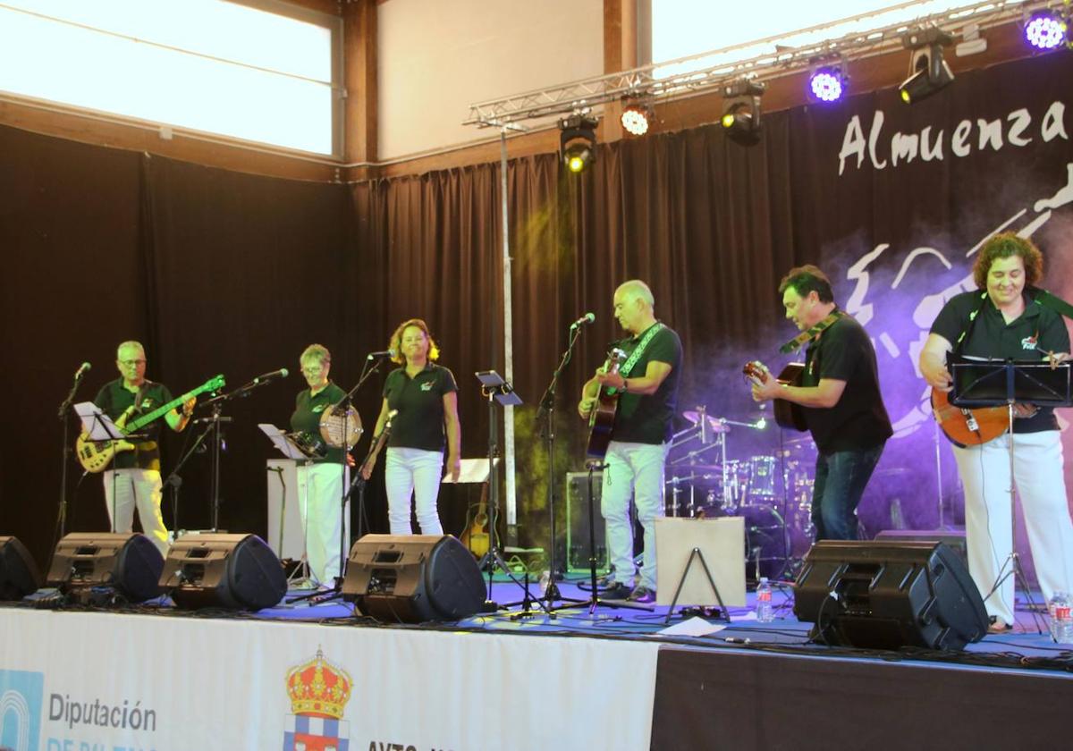 El grupo anfitrión, Viejo Castillo, anoche en la apertura del festival de Hornillos.