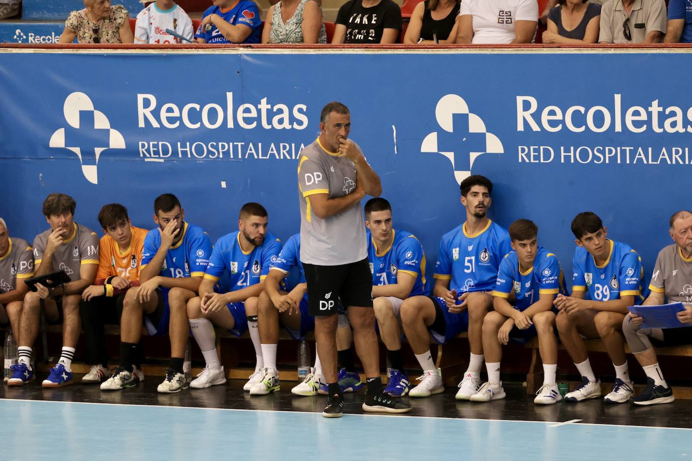 David Pisonero en el banquillo en el encuentro amistoso ante el Sporting de Lisboa.