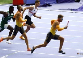 Óscar Husillos arranca en la segunda posta de la semifinal del 4x400 en París.