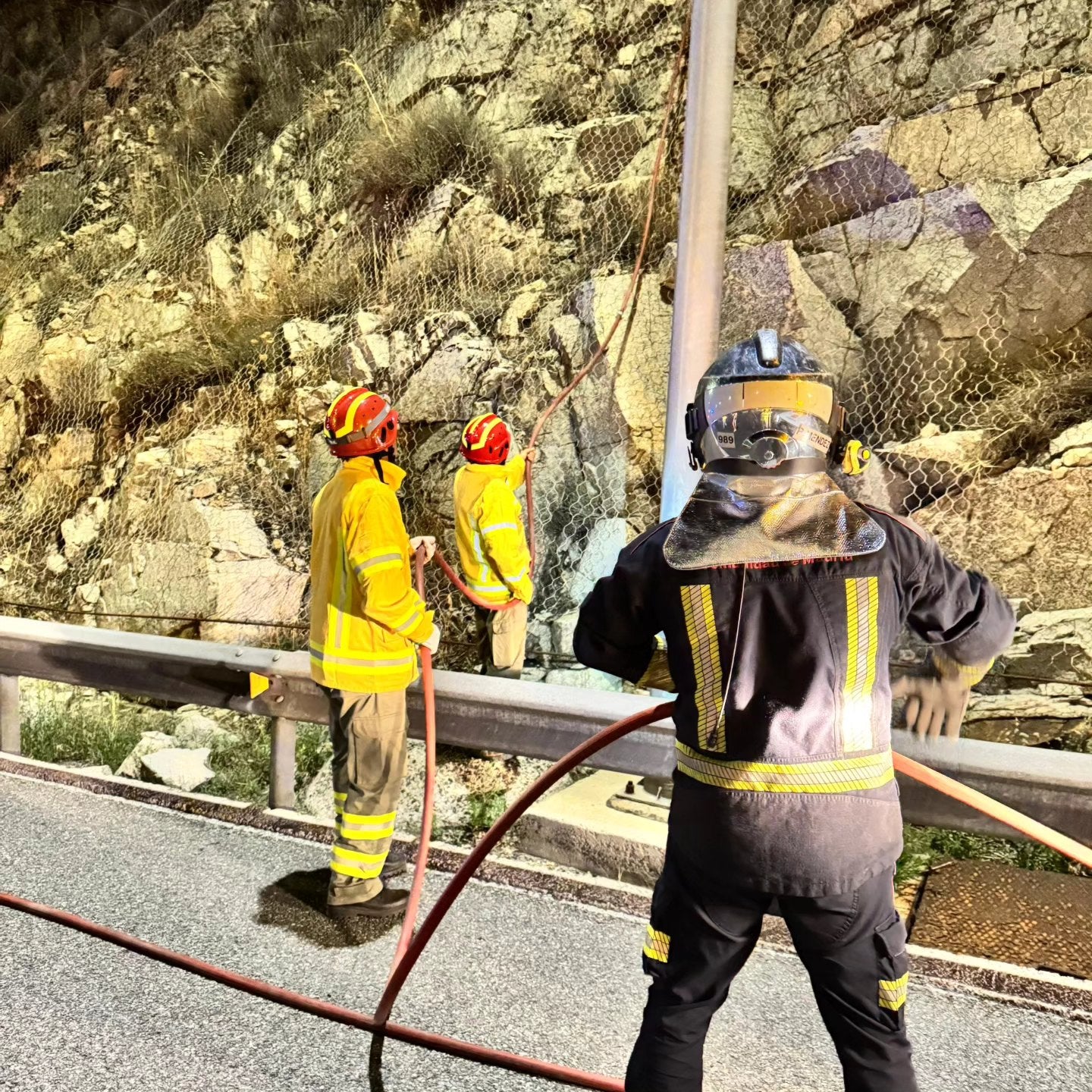 Fotografías del incendio de un autobús en la AP-6