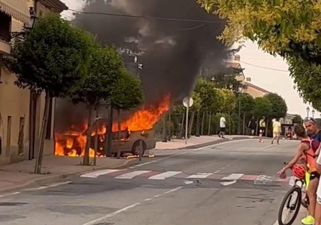 Incendio de la furgoneta en Valverde del Majano.