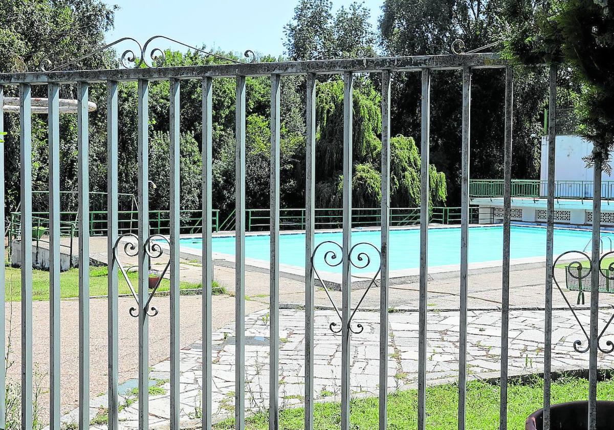 Piscina de una urbanización en Husillos.