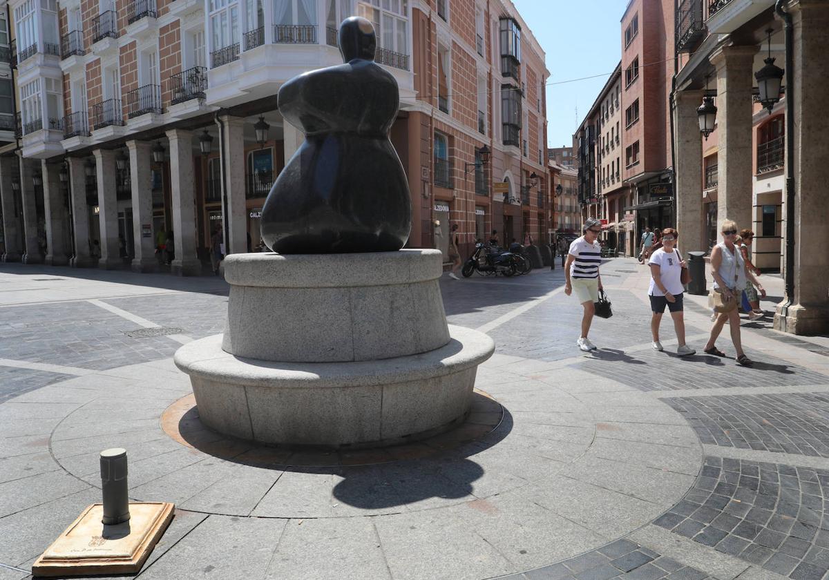 Pie junto a la estatua a la Mujer Palentina donde estaba sujeta la 'P' sustraída.