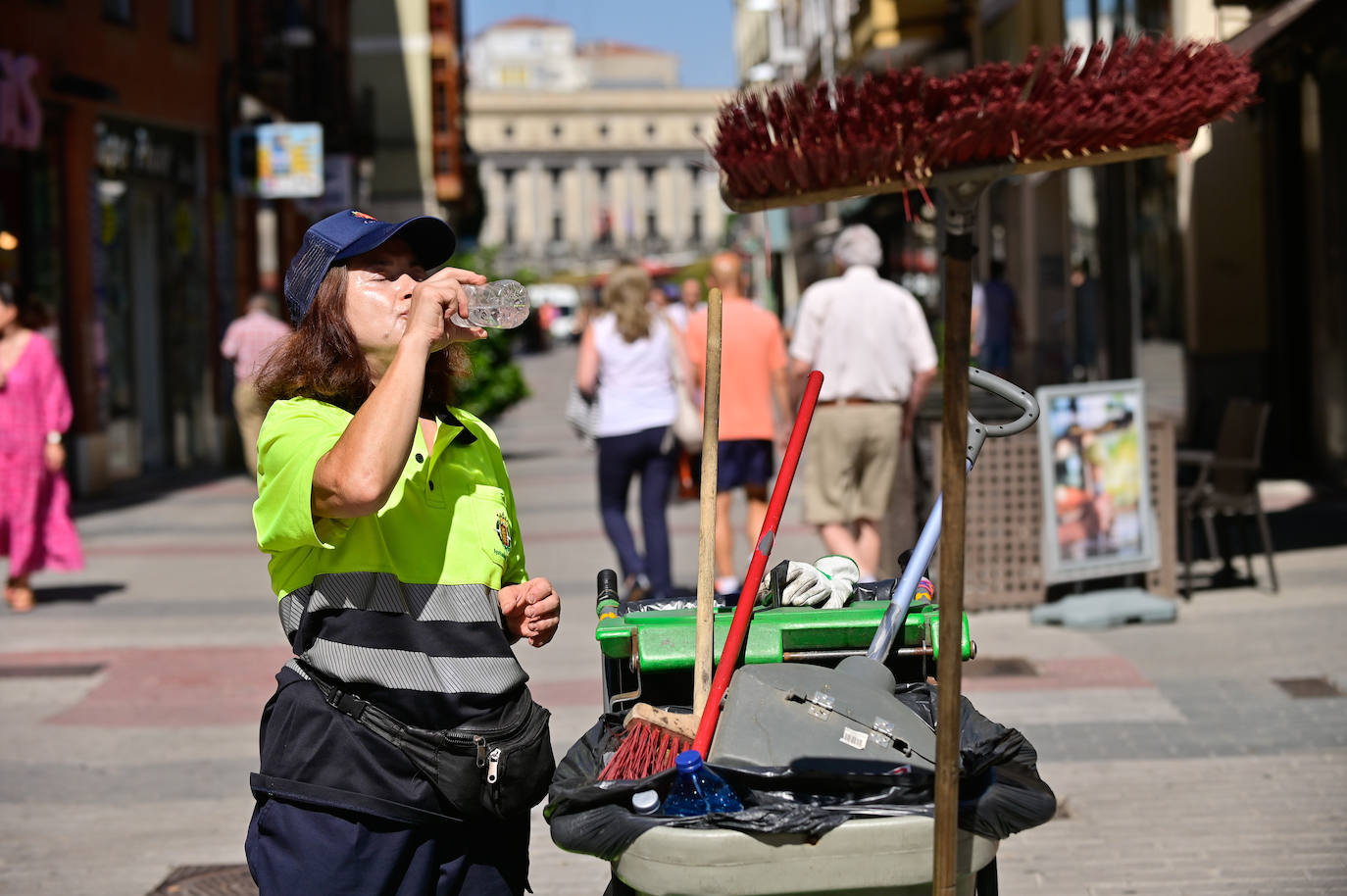 Una empleada de limpieza se refresca durante su jornada en el centro de Valladolid.