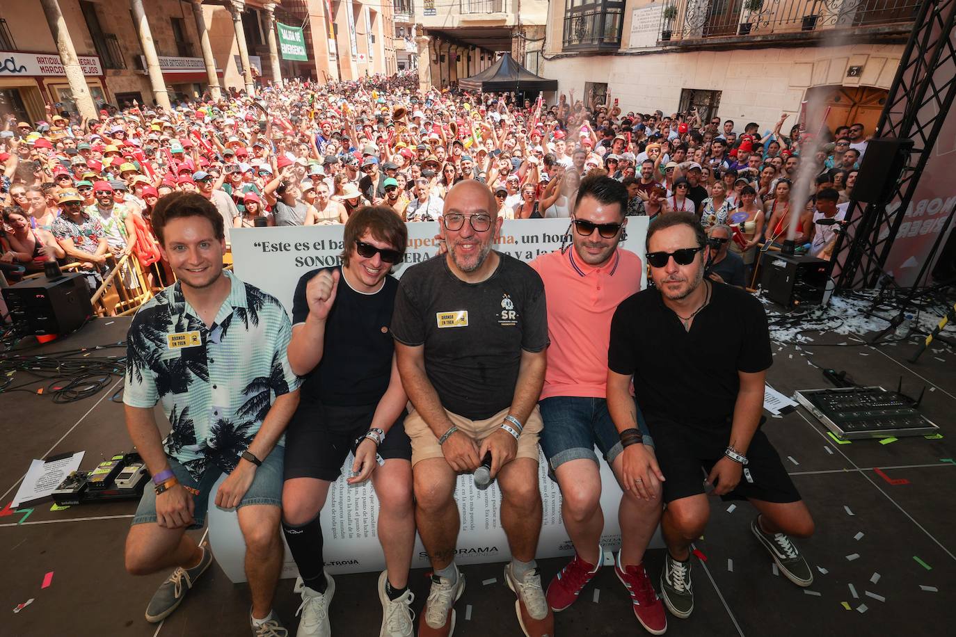 A la Izquierda, el alcalde de Aranda de Duero, Antonio Linaje y en el centro, Jaime Gandía (Supersubmarina), Javier Ajenjo, director del Sonorama y Jose Chino (Supersubmarina)