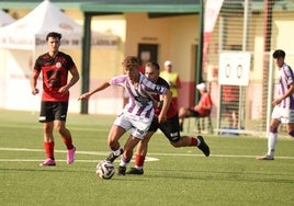 Un jugador del Real Valladolid Promesas avanza con el balón durante el partido frente a La Cistérniga.