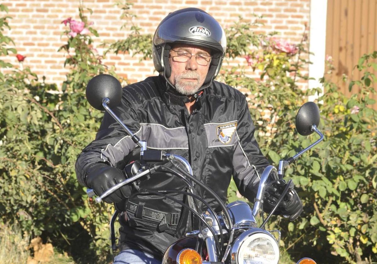 Ángel María González Somoza, a bordo de su moto hace unos años.