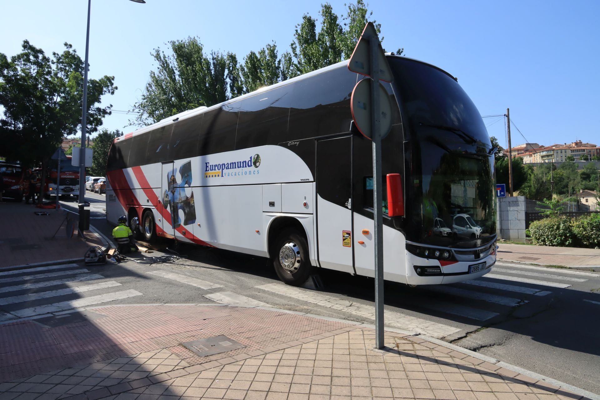 Fotos de la intervención de los bomberos para liberar un autobús