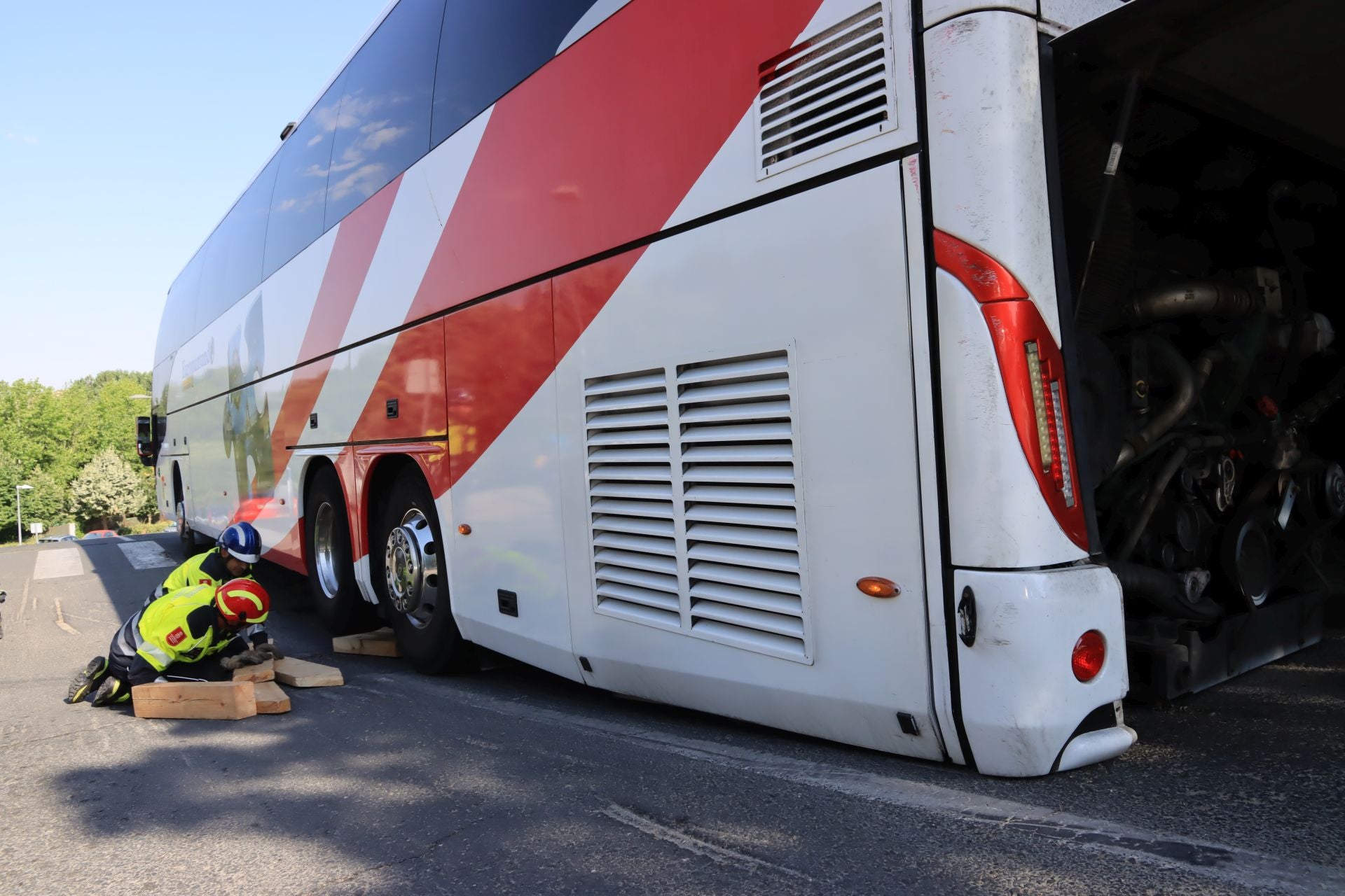 Fotos de la intervención de los bomberos para liberar un autobús