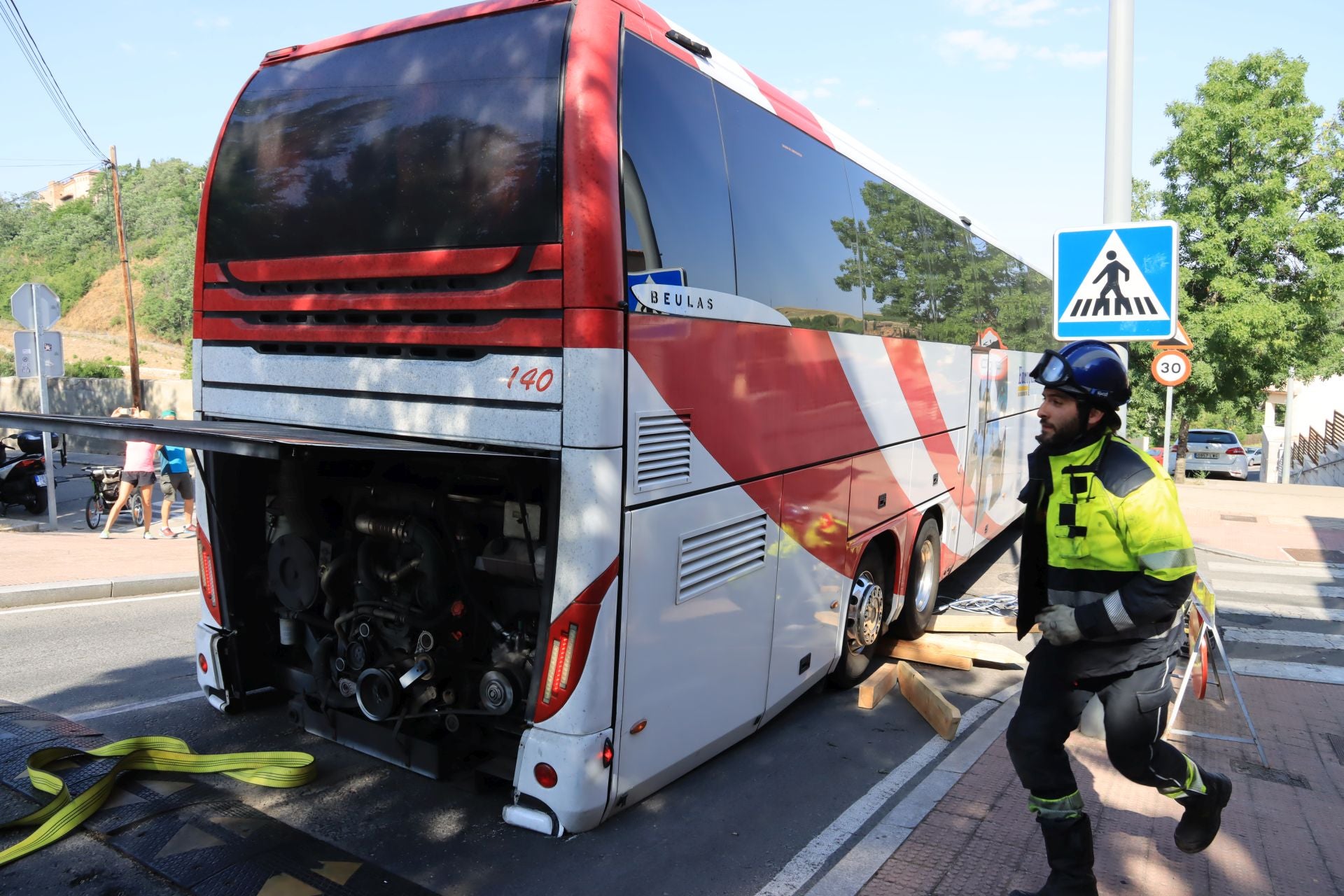 Fotos de la intervención de los bomberos para liberar un autobús